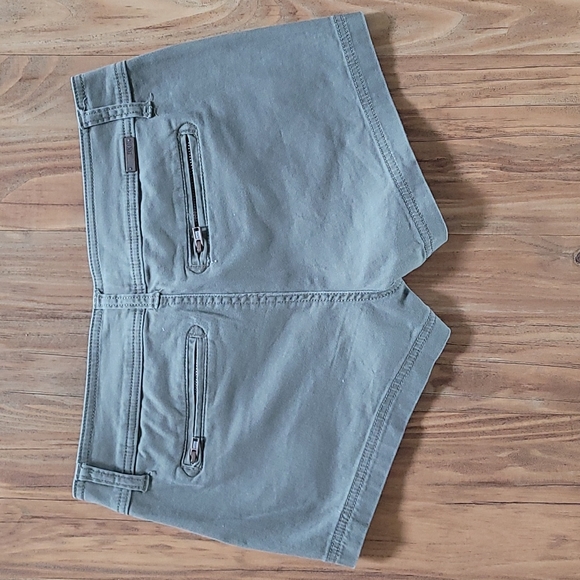 Shorts - Picture 3 of 3